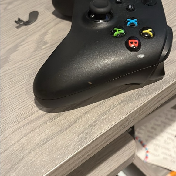 2 Xbox controller’s - Picture 2 of 6